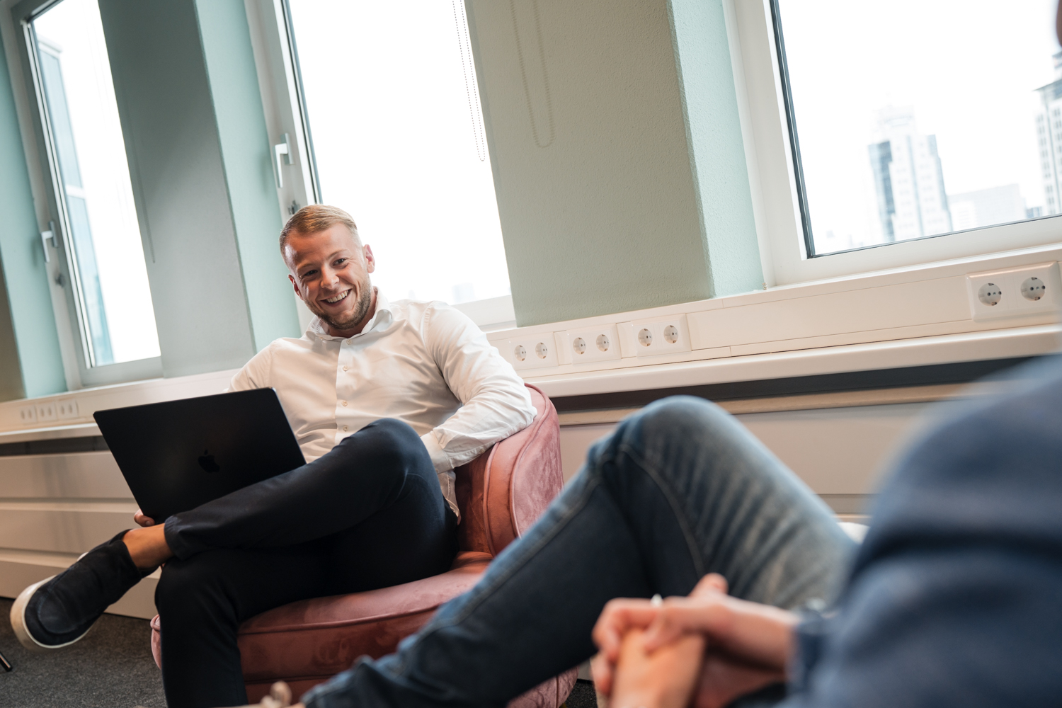 Zakelijk portret buiten, lente, energieke uitstraling