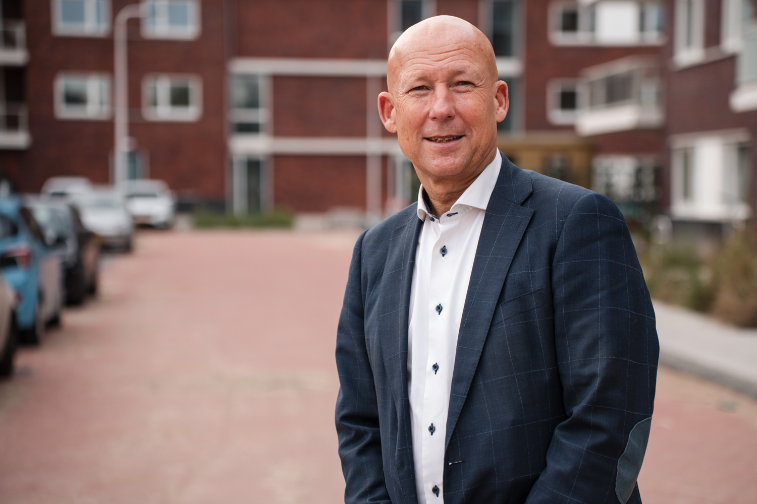 Zakelijk portret in neutrale studio, tijdloze look