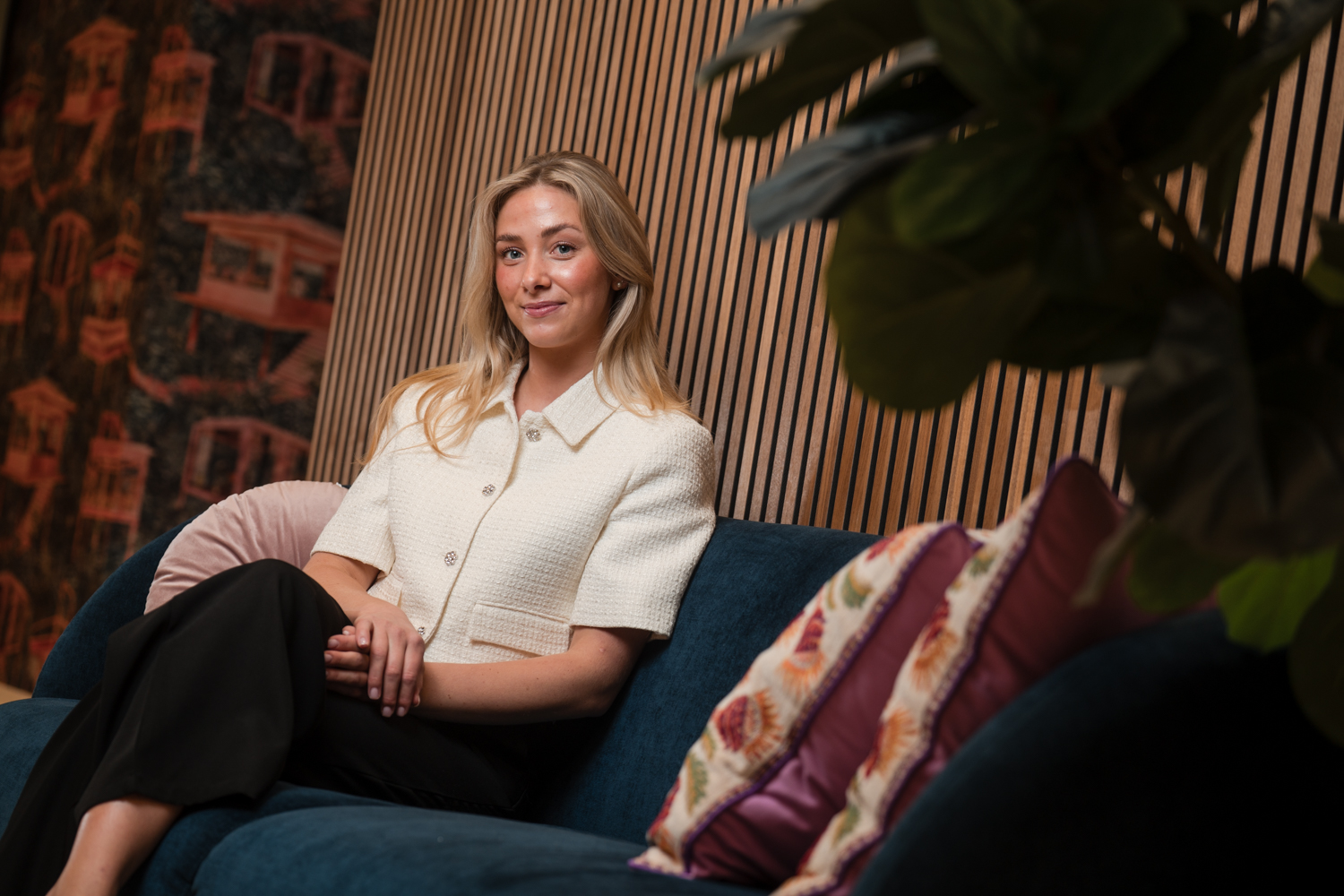 Zakelijk portret op kantoor, eigentijds en benaderbaar
