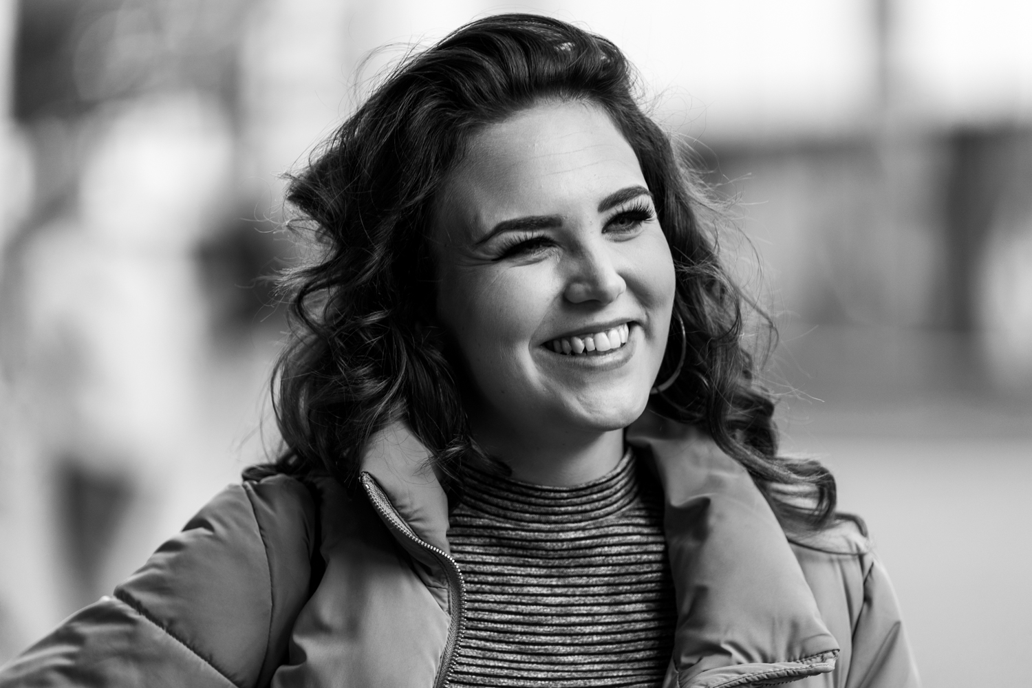 Zakelijk portret buiten, natuurlijk licht, open uitstraling